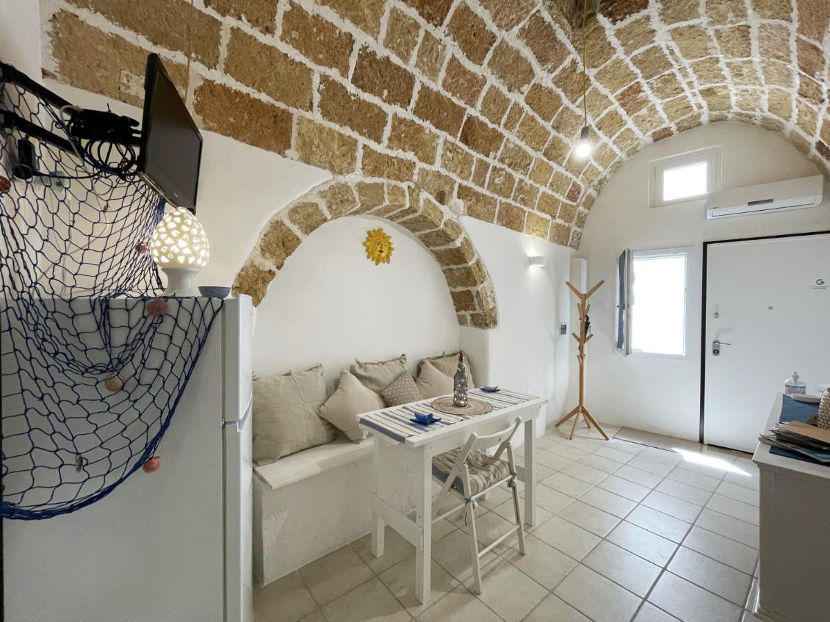 Mediterraneo House- Casa Nel Centro Storico マティーノ エクステリア 写真
