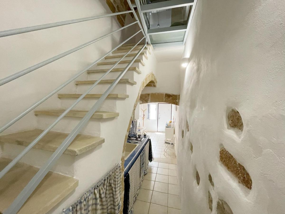 Mediterraneo House- Casa Nel Centro Storico マティーノ エクステリア 写真