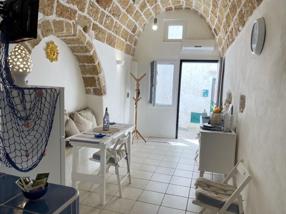 Mediterraneo House- Casa Nel Centro Storico マティーノ エクステリア 写真